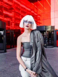 Red Carpet Fashion and Social Media: How Instagram Changed Celebrity Style - Cover Image
