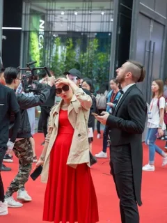 Red Carpet Trends: How Award Show Fashion Drives US Retail Sales - Cover Image